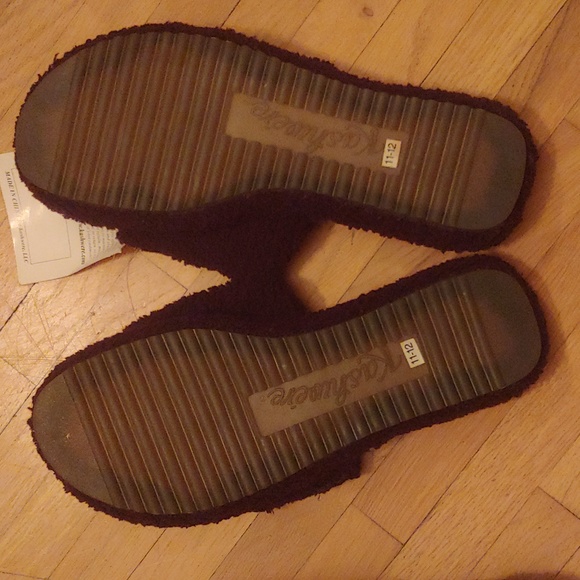 COPY - New Kashwére spa slippers, 2 pairs, brown, sizes 9-10 & 11-12 - Picture 4 of 5